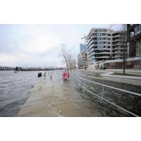 8987_0936 Das Hochwasser tritt über die Ufer in der Hafencity beim Vasco da Gama Platz. | Hochwasser in Hamburg - Sturmflut.